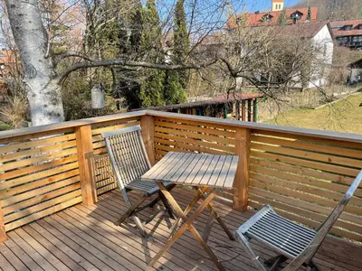 Ein Balkon oder eine Terrasse in der Unterkunft Helle Souterrain Wohnung in Laufnähe zum Wörthsee