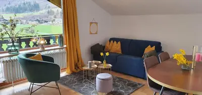 Ein Sitzbereich in der Unterkunft Ferienwohnung Panoramablick - Alpenmagie Suites