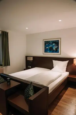 Ein Bett oder Betten in einem Zimmer der Unterkunft Hotel Hofwirt Neubeuern