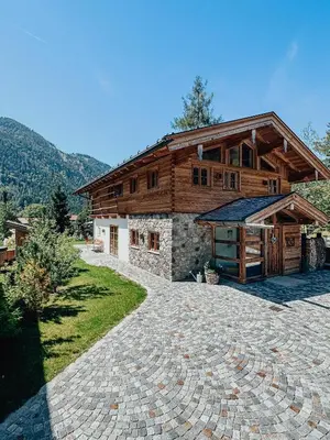 Ein allgemeiner Bergblick oder ein Berglick von des Chalets aus