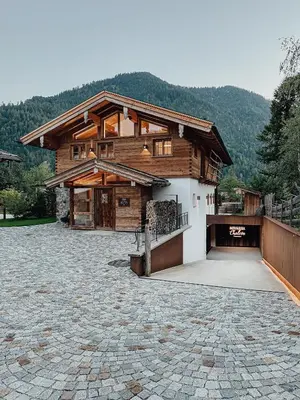 Ein allgemeiner Bergblick oder ein Berglick von des Chalets aus
