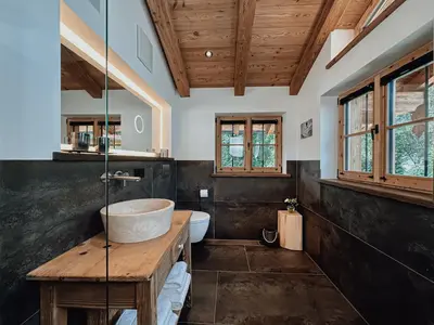Ein Badezimmer in der Unterkunft Chalet Alpin mit privatem Whirlpool und Sauna