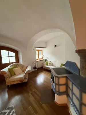 Ein Sitzbereich in der Unterkunft Ferienwohnung Bärnham
