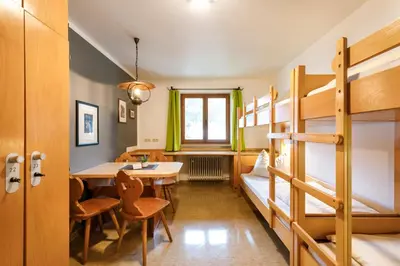 Ein Bett oder Betten in einem Zimmer der Unterkunft Jugendherberge Kreuth am Tegernsee