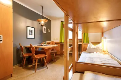 Ein Bett oder Betten in einem Zimmer der Unterkunft Jugendherberge Kreuth am Tegernsee