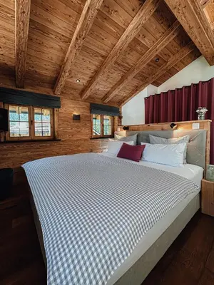 Ein Bett oder Betten in einem Zimmer der Unterkunft Chalet Nordic mit privatem Whirlpool und Sauna