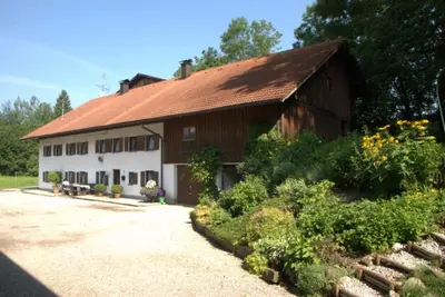 Das Gebäude in dem sich das Ferienhaus befindet