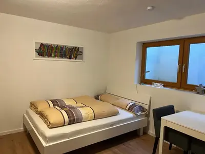 Ein Bett oder Betten in einem Zimmer der Unterkunft Schöne Souterrainwohnung in Seeshaupt