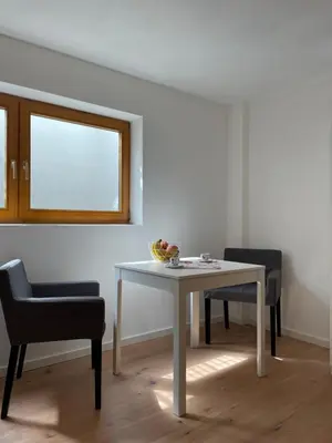Ein Sitzbereich in der Unterkunft Schöne Souterrainwohnung in Seeshaupt