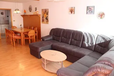 Ein Sitzbereich in der Unterkunft Ferienhaus Nr 74, Typ B, mit Sauna, behindertenfreundlich, Feriendorf Hochbergle, Allgäu