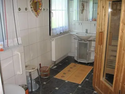 Ein Badezimmer in der Unterkunft Ferienhaus Nr 74, Typ B, mit Sauna, behindertenfreundlich, Feriendorf Hochbergle, Allgäu