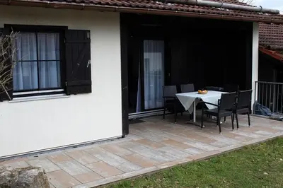 Das Gebäude in dem sich das Ferienhaus befindet