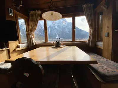 Ein allgemeiner Bergblick oder ein Berglick von des Ferienhauses aus