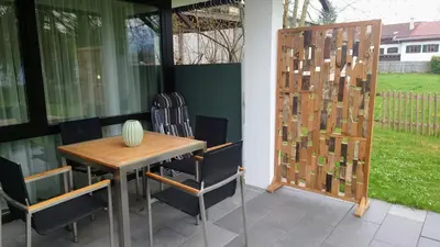 Ein Garten an der Unterkunft Maurers Schlierseetraum 6, Studio 455 mit 42 qm neu renoviert, Erdgeschoss mit eingezäunter Terrasse in ruhiger Lage am Kirchbichlweg 8