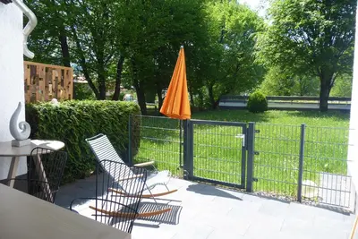 Ein Garten an der Unterkunft Maurers Schlierseetraum 6, Studio 455 mit 42 qm neu renoviert, Erdgeschoss mit eingezäunter Terrasse in ruhiger Lage am Kirchbichlweg 8