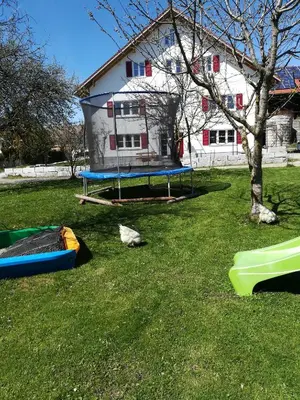 Ein Garten an der Unterkunft Viel Platz in Bernbach