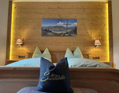 Ein Bett oder Betten in einem Zimmer der Unterkunft Ferienwohnung Sunnseitn