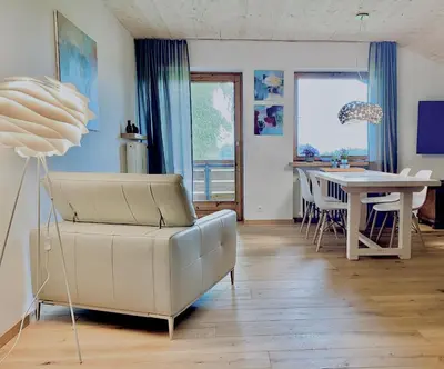 Ein Sitzbereich in der Unterkunft Ferienwohnung ChiemseeAlpenBlick