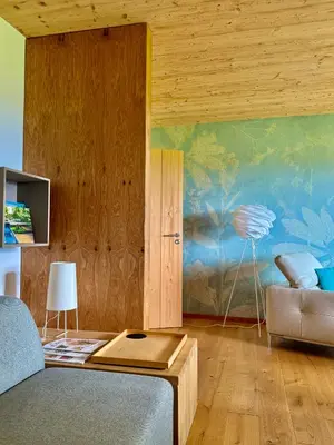 Ein Sitzbereich in der Unterkunft Ferienwohnung ChiemseeAlpenBlick