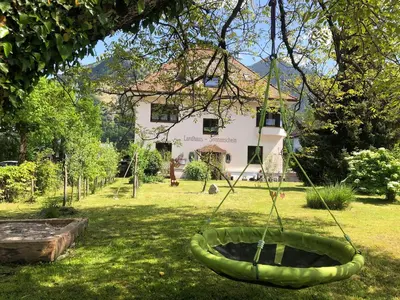 Ein Garten an der Unterkunft Ferienwohnung Landhaus zum Sonnenschein
