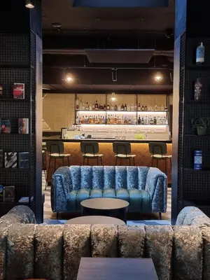 Ein Sitzbereich in der Unterkunft FreshSuites & Bar