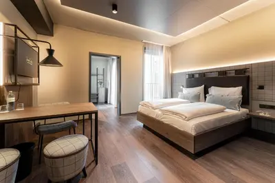 Ein Bett oder Betten in einem Zimmer der Unterkunft FreshSuites & Bar