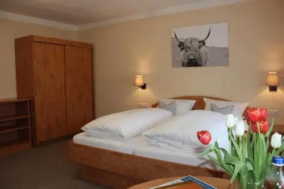 Ein Bett oder Betten in einem Zimmer der Unterkunft Gasthof und Pension Neuwirt
