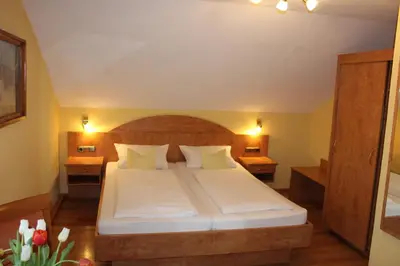 Ein Bett oder Betten in einem Zimmer der Unterkunft Gasthof und Pension Neuwirt