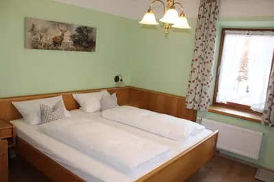 Ein Bett oder Betten in einem Zimmer der Unterkunft Gasthof und Pension Neuwirt