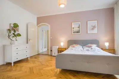 Ein Bett oder Betten in einem Zimmer der Unterkunft cruwzo I Spacious 3 BR with WiFi Kitchen Games