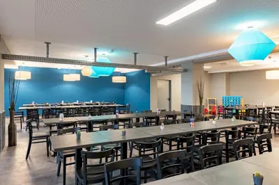 Ein Restaurant oder anderes Speiselokal in der Unterkunft a&o München Laim