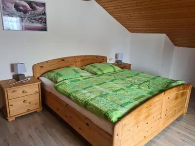 Ein Bett oder Betten in einem Zimmer der Unterkunft Ferienwohnung Huber am Deutensee