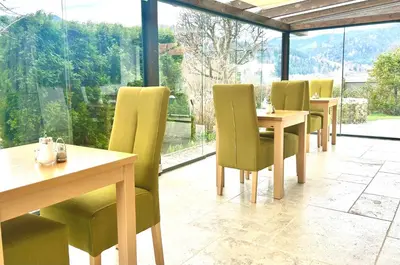 Ein Sitzbereich in der Unterkunft Das Maximilian - Feines Landhotel am Schliersee