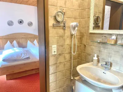 Ein Badezimmer in der Unterkunft Das Maximilian - Feines Landhotel am Schliersee