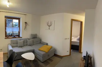 Ein Sitzbereich in der Unterkunft Ferienwohnung Hochfelln
