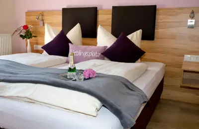 Ein Bett oder Betten in einem Zimmer der Unterkunft Lohauserhof - Biohof und Hotel