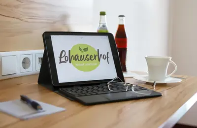 Ein Zertifikat, Auszeichnung, Logo oder anderes Dokument, das in der Unterkunft Lohauserhof - Biohof und Hotel ausgestellt ist