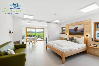 Ein Bett oder Betten in einem Zimmer der Unterkunft Panorama Apartments by Chiemsee barrierefrei