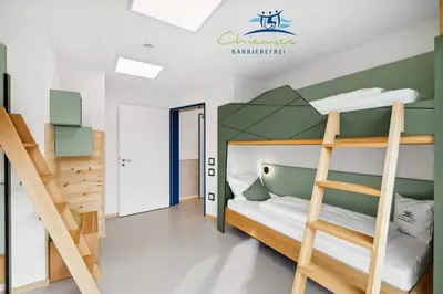 Ein Bett oder Betten in einem Zimmer der Unterkunft Panorama Apartments by Chiemsee barrierefrei