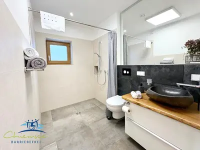 Ein Badezimmer in der Unterkunft Panorama Apartments by Chiemsee barrierefrei