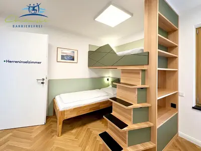 Ein Bett oder Betten in einem Zimmer der Unterkunft Panorama Apartments by Chiemsee barrierefrei