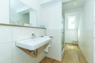 Ein Badezimmer in der Unterkunft Hotel Zum Forst