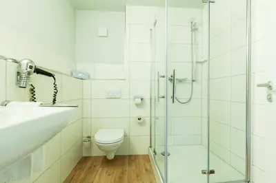 Ein Badezimmer in der Unterkunft Hotel Zum Forst