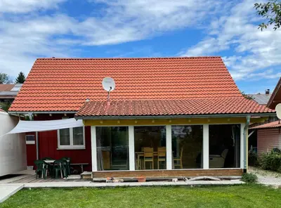 Das Gebäude in dem sich das Ferienhaus befindet