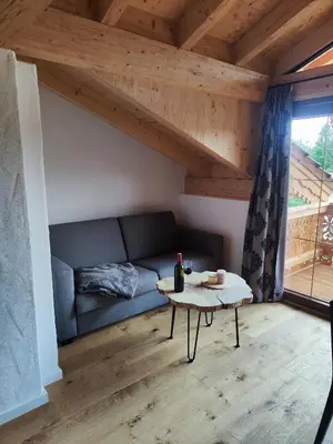 Ein Sitzbereich in der Unterkunft Chiemseehof