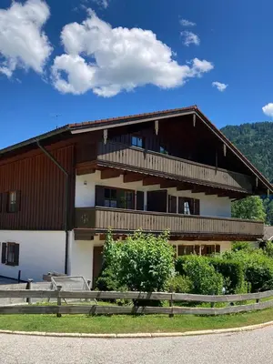 Ein allgemeiner Bergblick oder ein Berglick von der Ferienwohnung aus