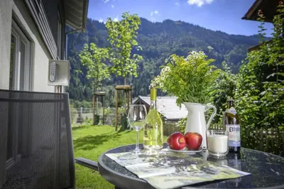 Ein allgemeiner Bergblick oder ein Berglick von des Ferienhauses aus