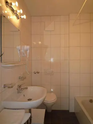 Ein Badezimmer in der Unterkunft Hotel Echinger Hof
