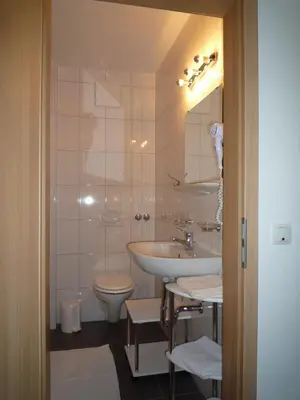 Ein Badezimmer in der Unterkunft Hotel Echinger Hof