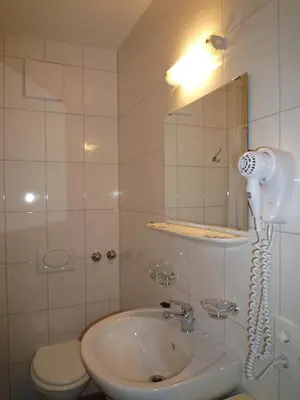 Ein Badezimmer in der Unterkunft Hotel Echinger Hof